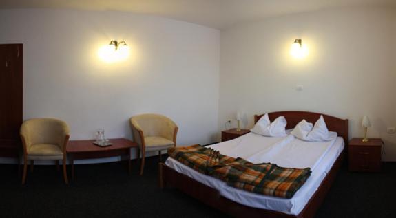 Hotel Paltinis Statjunea Borsa Bagian luar foto