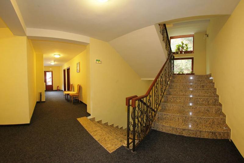Hotel Paltinis Statjunea Borsa Bagian luar foto